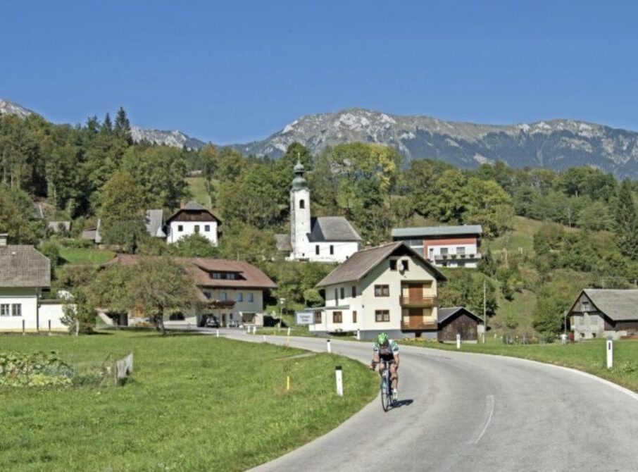 Pyreneeën dorp met wielrenner